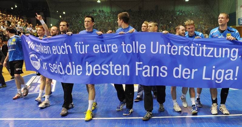 01.06.2013 Eisenach 2. Bundesliga Handball Männer ThSV Eisenach : Eintracht Hildesheim Siegerjubel bei den Eisenacher Spielern . Der Aufstieg in die 1. Liga ist geschafft . Aktion