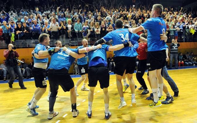 01.06.2013 Eisenach 2. Bundesliga Handball Männer ThSV Eisenach : Eintracht Hildesheim Siegerjubel bei den Eisenacher Spielern . Der Aufstieg in die 1. Liga ist geschafft . Aktion