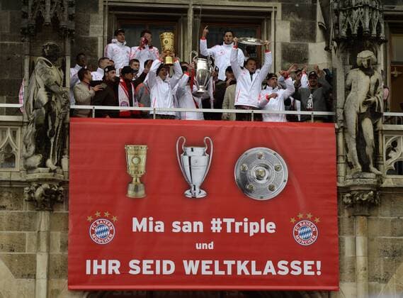 02.06.2013, Fussball Bundesliga, FC Bayern München feiert das Triple (Meister, DFB-Pokal, Championsleague-Sieg) auf dem Münchner Rathausbalkon (Rathaus, Marienplatz) (Rathaus). Bastian Schweinsteiger (München), Trainer Jupp Heynckes (Bayern München) und Torwart Manuel Neuer (Bayern) haben die Trophäen in der Hand.
