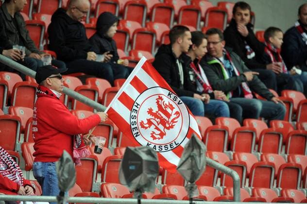 Fußball, Stadiongeschichte KSV Hessen-Kassel Fan Zuschauer des KSV mit einer Fahne EP_SIPPEL