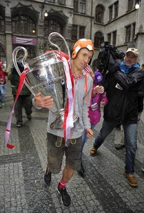 Fußball, FC Bayern München, Champions League Sieger 2013 02.06.2013, Fussball Bundesliga, FC Bayern München feiert das Triple (Meister, DFB-Pokal, Championsleague-Sieg) auf dem Münchner Rathausbalkon (Rathaus, Marienplatz). Arjen Robben (Bayern München) kommt mit Fussball- Ledermütze und dem Championsleague-Pokal zum Rathaus.