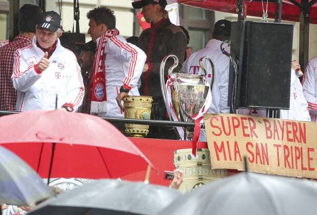 Fußball, FC Bayern München, Champions League Sieger 2013 Trainer Cheftrainer Jupp HEYNCKES (FCB) reckt den DAumen, Mario MANDZUKIC, FCB Nr.9 auf dem Party LKW beim Triumphzug Autokorso durch München mit Henkelpott, DFB Pokal Mannschaft FC Bayern feiert das Triple mit DFB-Pokal, Champions League Pott und Meisterschale auf dem Rathausbalkon am Münchner Marienplatz, Rathaus Fussball 1. Bundesliga , München, am 02.06.2013 FCB, CL, DFB, Meister