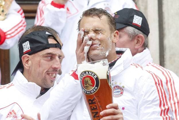 Fußball, FC Bayern München, Deutscher Meister 2013 Fußball, FC Bayern München, Champions League Sieger 2013 Manuel NEUER, FC Nr.1 reibt sich mit Weissbier Schaum im Gesicht ein, Jubel, Freude, Emotionen, Feiern, Lachen, jubelt, freuen, reisst die Arme hoch, ballt die Faust, witzig Mannschaft FC Bayern feiert das Triple mit DFB-Pokal, Champions League Pott und Meisterschale auf dem Rathausbalkon am Münchner Marienplatz, Rathaus Fussball 1. Bundesliga , München, am 02.06.2013 FCB, CL, DFB, Meister