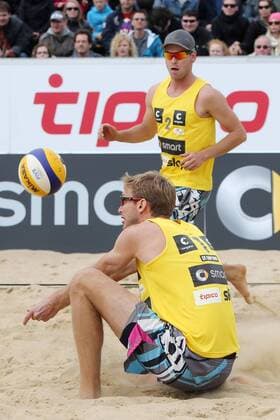 Beachvolleyball: smart beach tour Hamburg 2013, Supercup - super cup, Sieger Sebastian Dollinger und Stefan Windscheif (1.Platz), HOCH ZWEI Malte Christians xHOCHxZWEIx xMaltexChristiansx