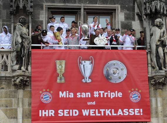 Fußball, FC Bayern München, Champions League Sieger 2013 02.06.2013, Fussball Bundesliga, FC Bayern München feiert das Triple (Meister, DFB-Pokal, Championsleague-Sieg) auf dem Münchner Rathausbalkon (Rathaus, Marienplatz). Die Mannschaft feiert das Triple. Präsident Uli Hoeneß (München) und Vorstandsvorsitzender Karl-Heinz Rummenigge (München)
