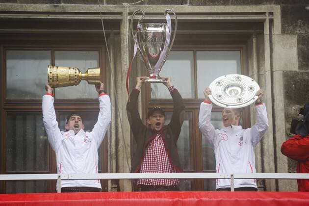 Fußball, FC Bayern München, Deutscher Meister 2013 Fußball, FC Bayern München, Champions League Sieger 2013 Frank Ribery (Bayern 7), Anatoliy Tymoshchuk FCB Nr. 44, Bastian Schweinsteiger (Bayern 31) Mannschaft FC Bayern feiert das Triple mit DFB-Pokal, Champions League Pott und Meisterschale mit Fans auf der Leopoldstrasse und auf dem Rathausbalkon am Münchner Marienplatz, Rathaus Fussball 1. Bundesliga , München, am 02.06.2013 FCB, CL, DFB, Meister