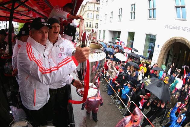 Fußball, FC Bayern München, Champions League Sieger 2013 Trainer Cheftrainer Jupp HEYNCKES (FCB) , Bastian Schweinsteiger (Bayern 31) Mannschaft FC Bayern feiert das Triple mit DFB-Pokal, Champions League Pott und mit Schale, Meisterschale, Trophäe mit Fans auf der Leopoldstrasse und auf dem Rathausbalkon am Münchner Marienplatz, Rathaus Fussball 1. Bundesliga , München, am 02.06.2013 FCB, CL, DFB, Meister