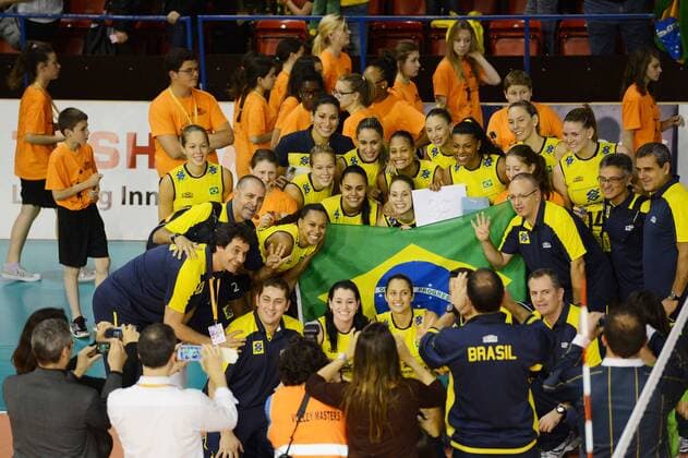 Brazil s players pose for photos during the awarding ceremony after they beat Russia at the final of 2013 Montreux Volleyball Masters in Montreux, Switzerland, on June 2, 2013. Brazil won 3-0 and claimed the title. (Xinhua Wang Siwei) (SP)SWITZERLAND-MONTREUX-VOLLEYBALL-MASTERS-FINAL 