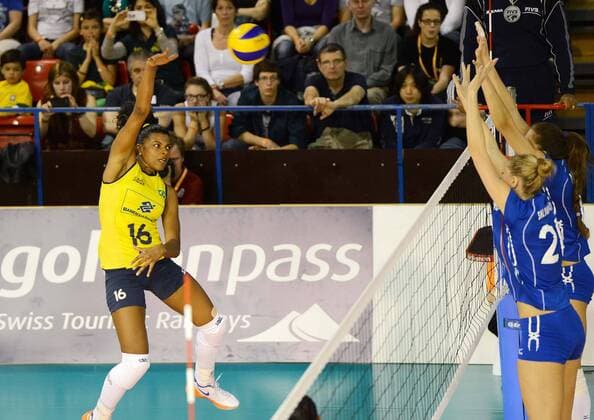 Brazil s Fernanda Rodrigues (L) smashes the ball during the final against Russia at 2013 Montreux Volleyball Masters in Montreux, Switzerland, on June 2, 2013. Brazil won 3-0 and claimed the title. (Xinhua Wang Siwei) (SP)SWITZERLAND-MONTREUX-VOLLEYBALL-MASTERS-FINAL 