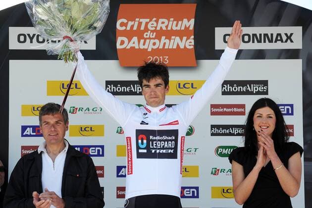 Thomas DAMUSEAU ( FRA Argos SHimano ) übernimmt das weisse Trikot in der Nachwuchswertung - Podium - Posing - Jubel - Freude - Emotionen - Aktion - quer - Event: Criterium du Dauphine 2013 - 2.Etappe: Chatel nach Oyonnax 191.0 km - Location: Frankreich - Europa - Datum: 03.06.2013