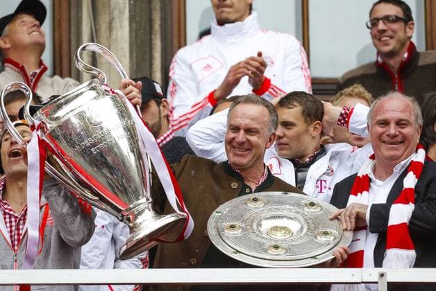 Karl-Heinz RUMMENIGGE (Vorstandsvorsitzender FCB AG) , Präsident und Aufsichtsratsvorsitzender Uli HOENESS (FCB) Manuel NEUER, FC Nr.1 , Arjen ROBBEN, 10 FCB Mannschaft FC Bayern feiert das Triple mit DFB-Pokal, Champions League Pott und mit Schale, Meisterschale, Trophäe mit Fans auf der Leopoldstrasse und auf dem Rathausbalkon am Münchner Marienplatz Fussball 1. Bundesliga , München, am 02.06.2013 FCB, CL, DFB, Meister