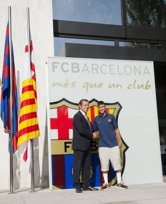 FC Barcelona anlässlich Neymars Präsentation: - Sandro Rosell begrüßt Neymar 