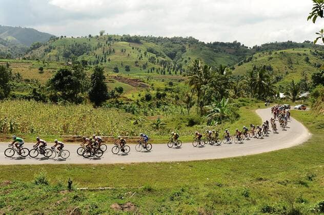 June 3, 2013, Payakumbuh, Indonesia : Riders speeding through the hill in Puncak Alai, Batusangkar on Stage 2 Tour de Singkarak 2013 (Payakumbuh-Lake Singkarak).  ( 20246)