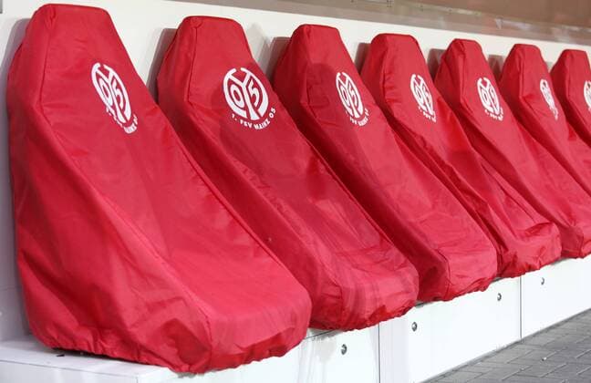 Fußball, Stadiongeschichte 1. FSV Mainz 05 Dienstag 10.04.2012, 1. Bundesliga Saison 11 12 - 30. Spieltag in Mainz, 1. FSV Mainz 05, Regenschutzhüllen auf der Auswechselbank DeFodi028