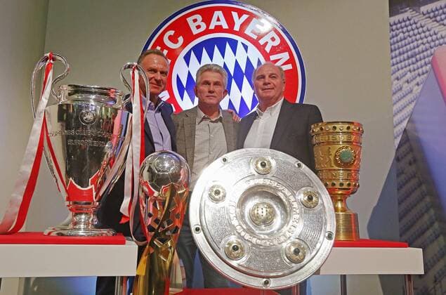 Fußball, FC Bayern München, Deutscher Meister 2013 Fußball, FC Bayern München, Champions League Sieger 2013 Letzte PK zum Abschied von Jupp HEYNCKES mit Präsident und Aufsichtsratsvorsitzender Uli HOENESS (FCB), Karl-Heinz RUMMENIGGE (Vorstandsvorsitzender FCB AG) Abschied Jupp Heynckes beim FC Bayern München mit den gewonnenen Trophaeen CL-Pokal, Pott, Meisterschale, Trophaee, Supercup, DFB-Pokal Fussball München am 04.06.2013 FC Bayern München Saison1213 , Saison 2012 2013,