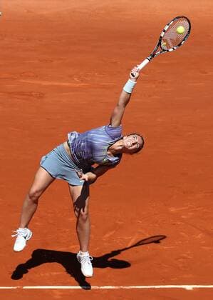 (130604) -- PARIS, June 4, 2013 (Xinhua) -- Sara Errani of Italy serves at the French Open tennis tournament at the Roland Garros stadium in Paris June 4, 2013. 
