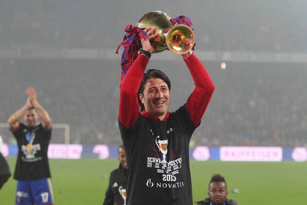 01.06.2013 St Jakob Park Basel , SCHWEIZ, Saison 2012 2013 Herren Fussball Super League FC Basel Schweizer Meister 2013 , Trainer Murat Yakin wird gefeiert mit Pokal ; Jubel , Emotionen 