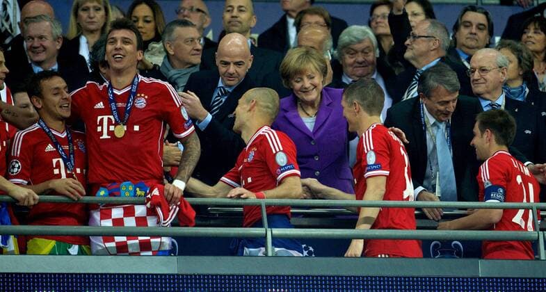 Fußball, FC Bayern München, Champions League Sieger 2013 Fussball UEFA Champions League 25.05.2013 Finale London Wembley Stadion FC Bayern München Siegerehrung Medaillenübergabe vlnr RAFINHA 13 FCB Mario MANDZUKIC 9 FCB Gianni INFANTINO UEFA Generalsekretär Arjen ROBBEN 10 FCB Bundeskanzlerin Angela MERKEL Bastian SCHWEINSTEIGER 31 FCB DFB Präsident Wolfgang NIERSBACH Philipp LAHM 21 FCB