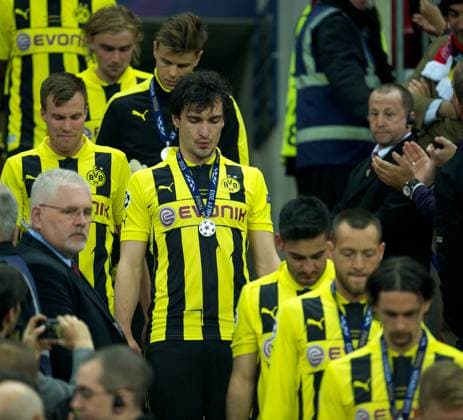 Fussball UEFA Champions League 25.05.2013 Finale London Wembley Stadion FC Bayern München nach der Medaillenübergabe an BVB Borussia Dortmund Abgang vlnr Kevin GROßKREUTZ 19 BoDo Marcel SCHMELZER 29 BoDo Mats HUMMELS 15 BoDo