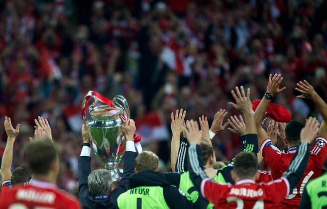 Fußball, FC Bayern München, Champions League Sieger 2013 Fussball UEFA Champions League 25.05.2013 Finale London Wembley Stadion FC Bayern München Jubel Freude Ehrenrunde mit Champions League Pokal Jupp HEYNCKES Trainer FCB mit Pokal