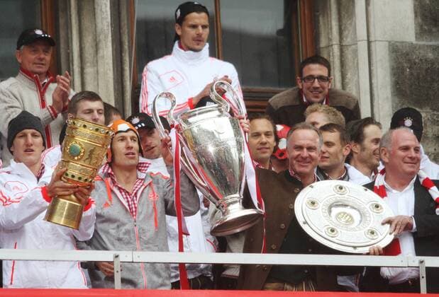 Fußball, FC Bayern München, Deutscher Meister 2013 Fußball, FC Bayern München, Champions League Sieger 2013 Fussball FC Bayern München - Triple-Feier am Marienplatz 02.06.2013 v.l.: Bastian Schweinsteiger mit dem DFB Pokal, Arjen Robben mit der UEFA Champions League Trophäe, Vorstandsvorsitzender Karl Heinz Rummenigge mit der Meisterschale, Präsident Uli Hoeneß