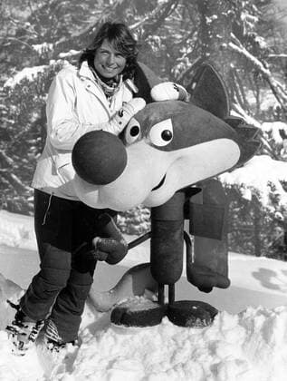 Maria Epple (BR Deutschland) mit dem Maskottchen der olympischen Winterspiele 1984 in Sarajevo, namens Vucko