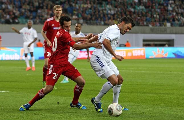 05.06.2013, Fussball 2012 2013, Abschiedsspiel von Ex-Nationalspieler Michael Ballack (GER) im Zentralstadion Leipzig, Unter dem Motto: Ballack and Friends - Weltauswahl, v.l. Hasan Salihamidzic (Team Ballack & Friends) gegen Michael Ballack (Weltauswahl)