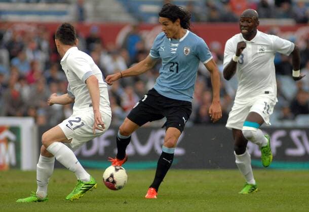 Football, Uruguay vs Francia. Friendly match Uruguay s player, Edinson Cavani, center, battles for the ball against France s defense during the friendly football match held at Centenario stadium in Montevideo, Uruguay. . 