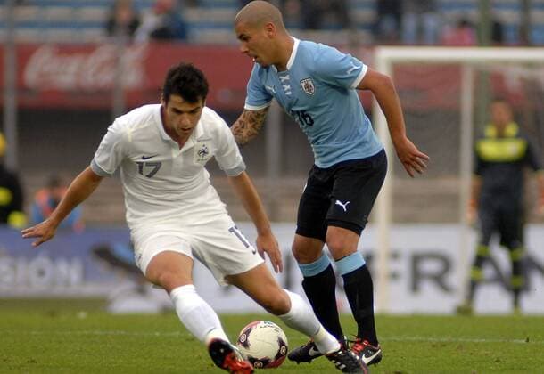 Friendly match Uruguay s player, Maximiliano Pereira, right, battles for the ball against France s defense during the friendly football match held at Centenario stadium in Montevideo, Uruguay. 06 06 2013 Photosport Futbol, Uruguay vs Francia. 