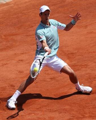 Novak Djokovic of Serbia returns a shot during the men s singles semi-final match at the French Open tennis tournament in Paris June 7, 2013. (Xinhua Gao Jing) (SP)FRANCE-PARIS-TENNIS-MEN S SINGLES 