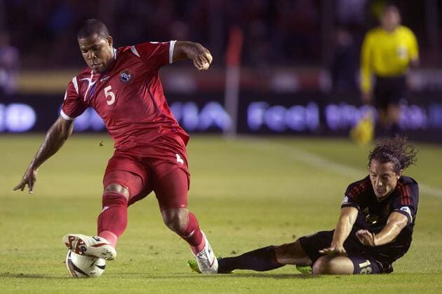 (130608) -- PANAMA CITY, June 7, 2013 (Xinhua) -- Panama s Roman Torres (L) vies for the ball with Mexico s Andres Guardado during 2014 World Cup qualifying soccer match at the Rommel Fernandez Stadium, in Panama City, capital of Panama, on June 7, 2013. (Xinhua STRAFFONIMAGES) (itm) (py) (SP)PANAMA-PANAMA CITY-SOCCER-PANAMA VS MEXICO 