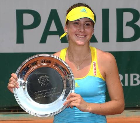 French Open 2013, Roland Garros,Paris,ITF Grand Slam Tennis Tournament, Junioren Wettbewerb, Finale, Siegerehrung,Praesentation, Siegerin Belinda Bencic (SUI) mit Siegerschale,Pokal,Halbkoerper, Querformat