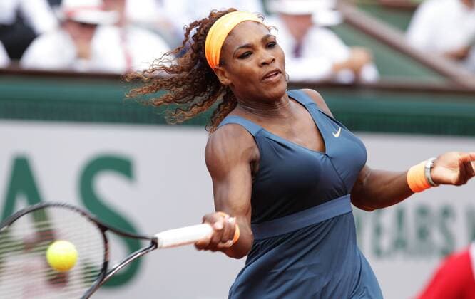 (130608) -- PARIS, June 8, 2013 (Xinhua) -- Serena Williams of the United States returns the ball during the women s singles final match at the French Open tennis tournament in Paris June 8, 2013. (Xinhua Gao Jing) (SP) FRANCE-PARIS-TENNIS-WOMEN S SINGLES FINAL 