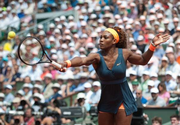 (130608) -- PARIS, June 8, 2013 (Xinhua) -- Serena Williams of the United States returns the ball during the women s singles final match at the French Open tennis tournament in Paris June 8, 2013. (Xinhua Gao Jing) (SP) FRANCE-PARIS-TENNIS-WOMEN S SINGLES FINAL 