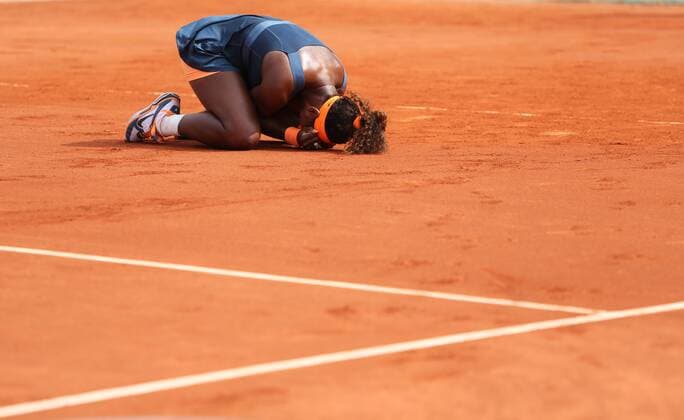 (130608) -- PARIS, June 8, 2013 (Xinhua) -- Serena Williams of the United States celebrates after winning the women s singles final match at the French Open tennis tournament in Paris June 8, 2013. (Xinhua Gao Jing) (SP) FRANCE-PARIS-TENNIS-WOMEN S SINGLES FINAL 