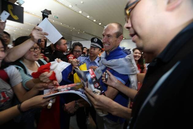 Dutch footballer Arjen Robben, center, is surrounded by Chinese fans at the Beijing Capital International Airport in Beijing, China, 8 June 2013. Team members of the Dutch national soccer team arrived in Beijing on Saturday (8 June 2013) to play a friendly match with the Chinese national team to be held on Tuesday (11 June 2013). Dutch soccer team arrives in Beijing for friendly match  20130608_45373