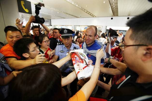 Dutch footballer Arjen Robben, center, is surrounded by Chinese fans at the Beijing Capital International Airport in Beijing, China, 8 June 2013. Team members of the Dutch national soccer team arrived in Beijing on Saturday (8 June 2013) to play a friendly match with the Chinese national team to be held on Tuesday (11 June 2013). Dutch soccer team arrives in Beijing for friendly match  20130608_45539