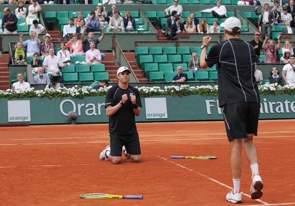 Bob Bryan Mike Bryan of the United States celebrate after winning the men s doubles final match at the French Open tennis tournament in Paris June 8, 2013. (Xinhua Gao Jing) (SP) FRANCE-PARIS-TENNIS-MEN S DOUBLES FINAL 