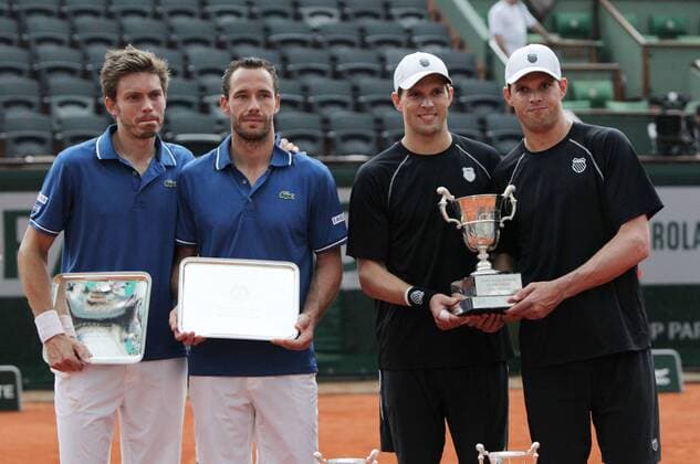 Bob Bryan Mike Bryan of the United States (R) and Michael Llodra Nicolas Mahut of France pose with their trophies after the men s doubles final match at the French Open tennis tournament in Paris June 8, 2013. (Xinhua Gao Jing) (SP) FRANCE-PARIS-TENNIS-MEN S DOUBLES FINAL 