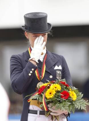 Balve Schloß Wocklum 09.06.2013 Balve Optimum Deutsche Meisterschaften Dressur Grand Prix Kür: Fabienne Lütkemeier (Bronze) kämpft mit den Freudentränen