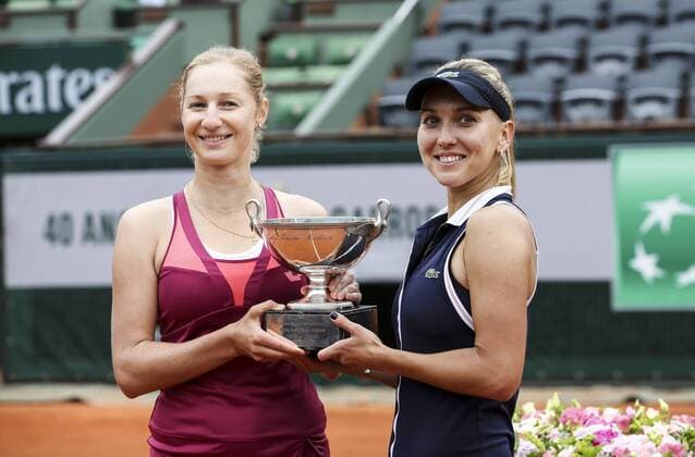 (130609) -- PARIS, June 9, 2013 (Xinhua) -- Ekaterina Makarova and Elena Vesnina (R) of Russia pose with their trophy after winning the women s doubles final match against Sara Errani and Roberta Vinci of Italy at the French Open tennis tournament in Paris June 9, 2013. Ekaterina Makarova and Elena Vesnina won 2-0 to claim the title. (Xinhua Tang Shi) (SP) FRANCE-PARIS-TENNIS-WOMEN S DOUBLES FINAL 