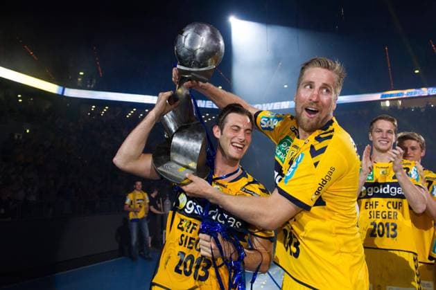 Saisonabschluss - Uwe GENSHEIMER (Rhein Neckar Löwen) und Oliver ROGGISCH (Rhein Neckar Löwen) mit dem EHF Pokal, Jubel, Freude, Emotionen 08.06.2013 --- Handball --- Rhein Neckar Löwen quer, querformat, horizontal, aktion, landscape,