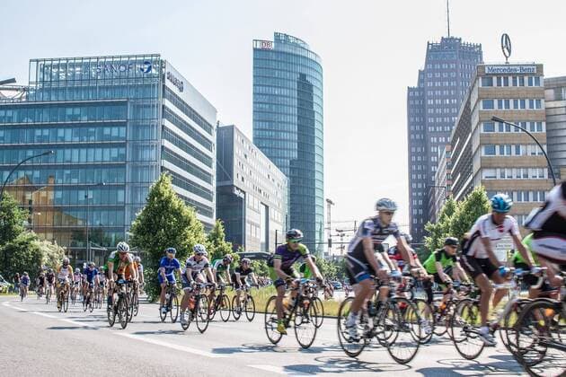 Berlin, Deutschland 09. Juni 2013: Garmin Velothon Berlin 2013. Radfahrer starten vor der Kulisse des Potsdamer Platz. sw