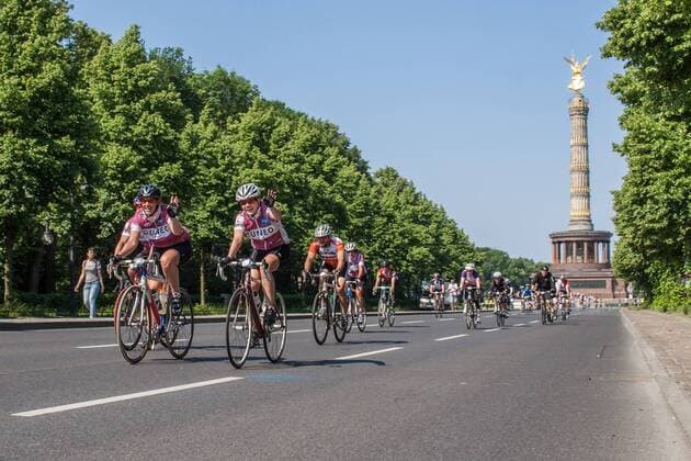 Berlin, Deutschland 09. Juni 2013: Garmin Velothon Berlin 2013. Radfahrer fahren vor der Kulisse der Siegessäule. sw