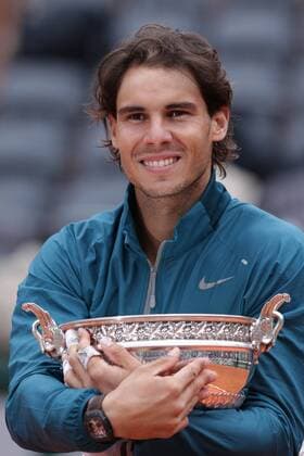 (130609) -- PARIS, June 9, 2013 (Xinhua) -- Spain s Rafael Nadal holds the trophy after the men s singles final match at the French Open tennis tournament in Paris June 9, 2013. (Xinhua Gao Jing) (SP) FRANCE-PARIS-TENNIS-MEN S SINGLES FINAL 