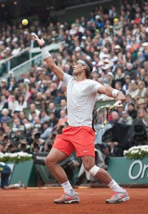 (130609) -- PARIS, June 9, 2013 (Xinhua) -- Spain s Rafael Nadal serves during the men s singles final match at the French Open tennis tournament in Paris June 9, 2013. (Xinhua Bai Xue) (SP) FRANCE-PARIS-TENNIS-MEN S SINGLES FINAL 