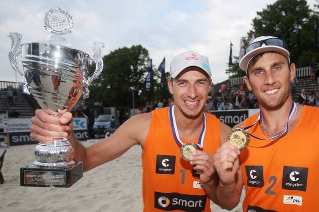 Beachvolleyball: smart beach tour Münster 2013, Supercup - super cup, Siegerehrung Grzegorz Fijalek und Mariusz Prudel (1.Platz), xHOCHxZWEIx xMaltexChristiansx