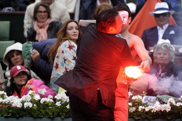 09.06.2013 Paris, France. A protester is tackled by a security guard in the Mens s Singles Final of the French Open from Roland Garros. xDavidxEmmx  ActionPlus11417136