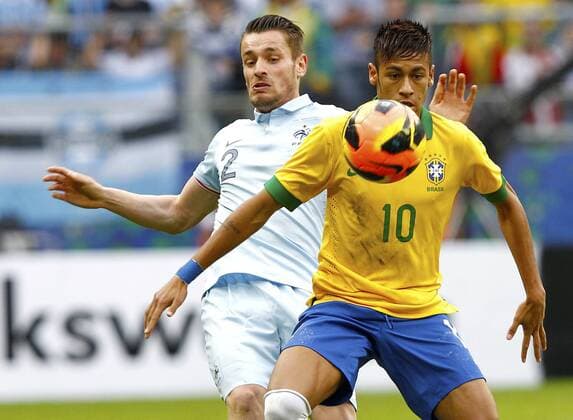 PORTO ALEGRE, RS - 09 06 2013: Brasilien vs Frankreich - Neymar vs Mathieu Debuchy - Arena do Gremio. ( x(134)xRodolfoxBuhrerx xLaxImagemx  (17020)