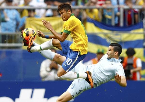 PORTO ALEGRE, RS - 09 06 2013: Brasilien vs Frankreich - Neymar vs Adil Rami - Arena do Gremio. ( x(134)xRodolfoxBuhrerx xLaxImagemx  (17020)